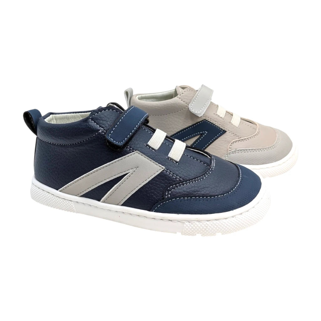 Botín deportivo de piel infantil Qkis 2579 en color azul marino con cierre de velcro