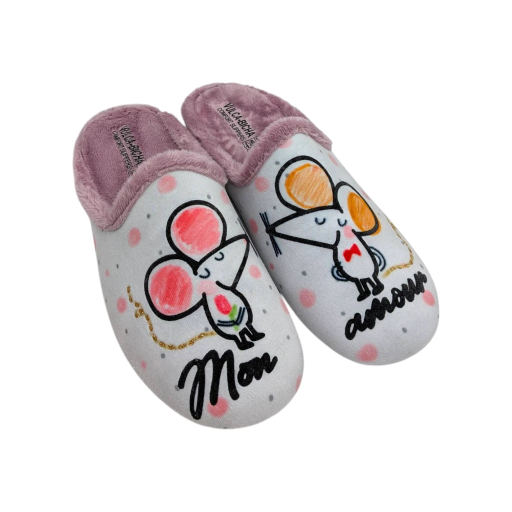 Zapatillas de estar por casa Vulca-Bicha de mujer en color gris con dibujo de ratoncitos y texto Mon Amour.
