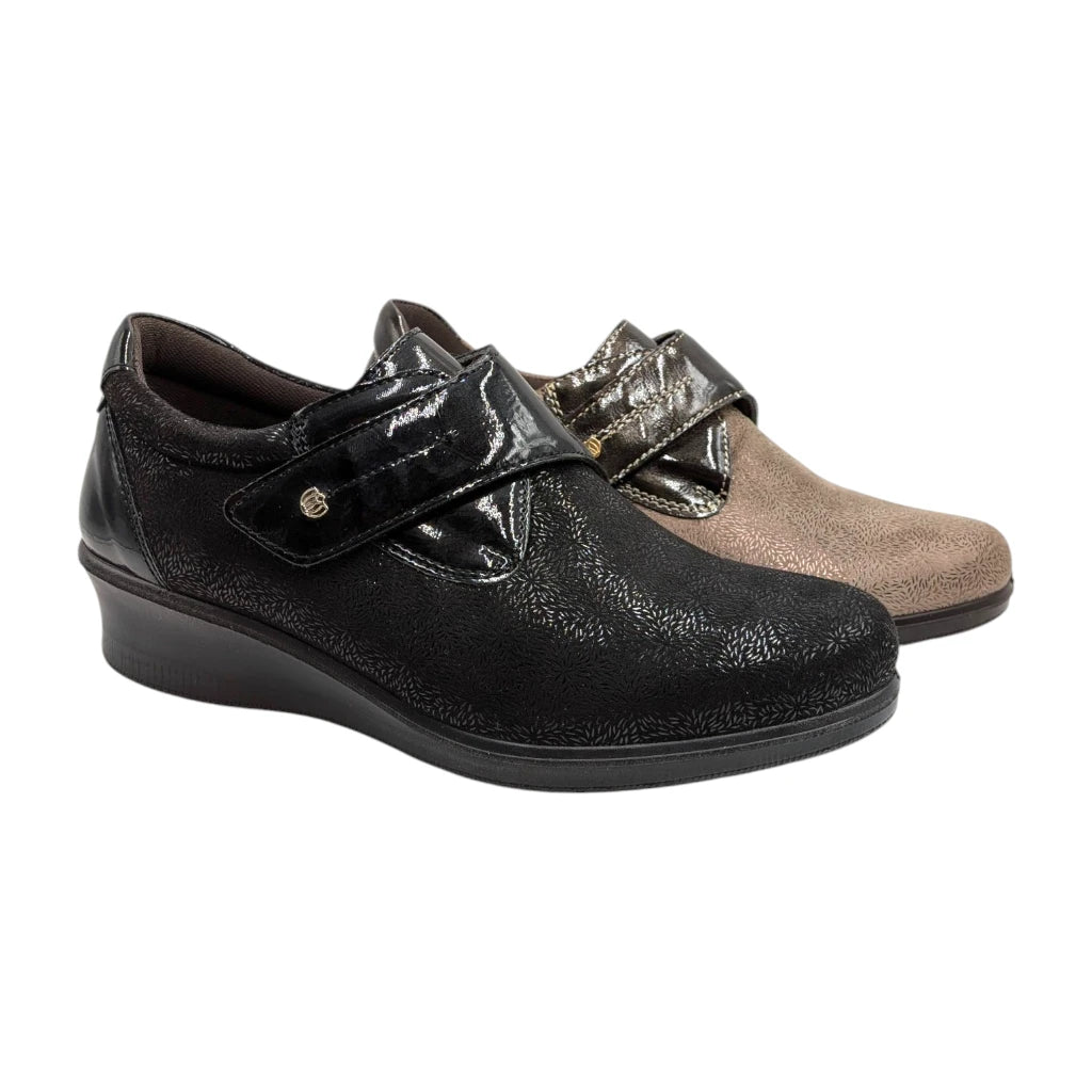 Vista lateral del zapato negro de confort Laura Azaña LA21847FA-9.