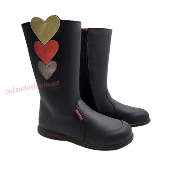 Bota alta de cremallera con corazones