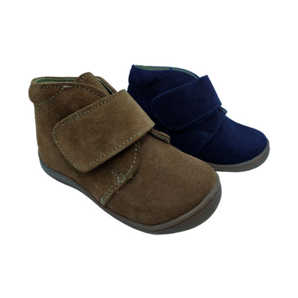 Botita de serraje con velcro y talón acolchado