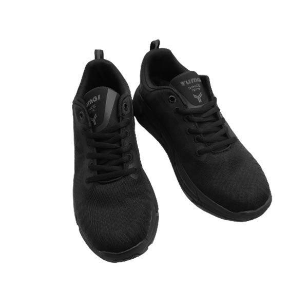 Zapatilla negra con suela gruesa de Yumas