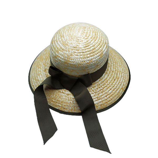 Pamela con lazo en paja