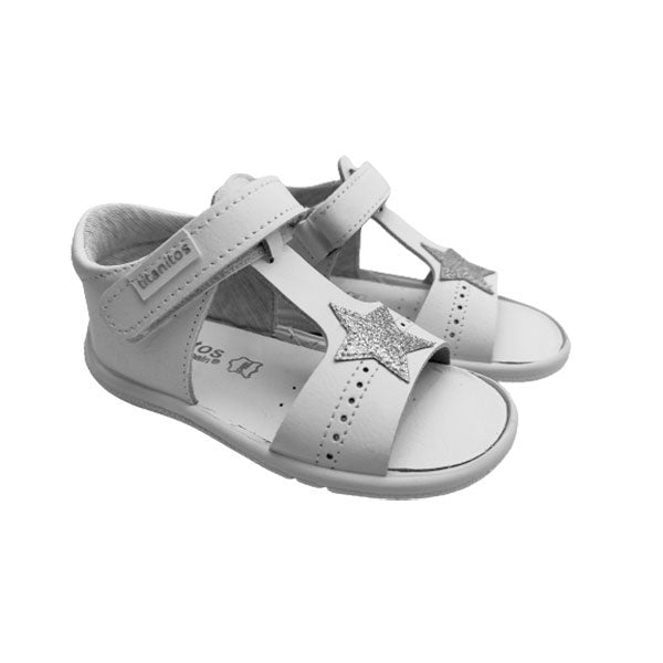 Sandalia de niña con talón cerrado en blanco