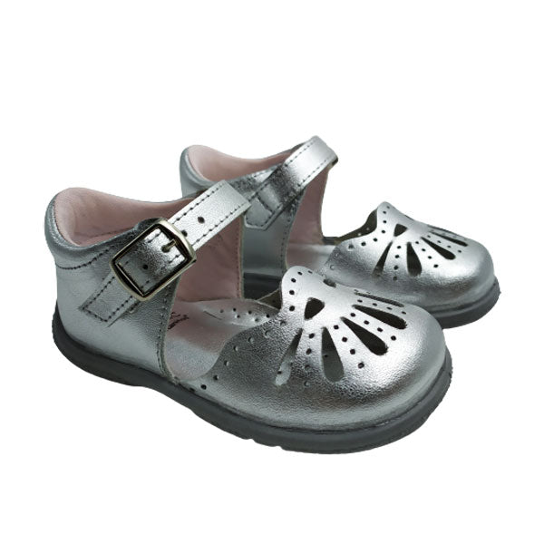 Sandalia de niña plata con talón y punta cerrada 