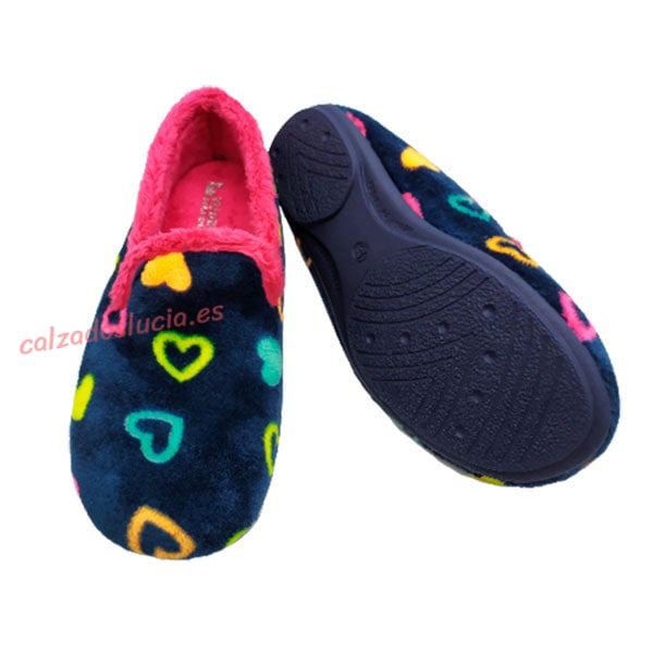 Zapatilla casa de peluche con corazones