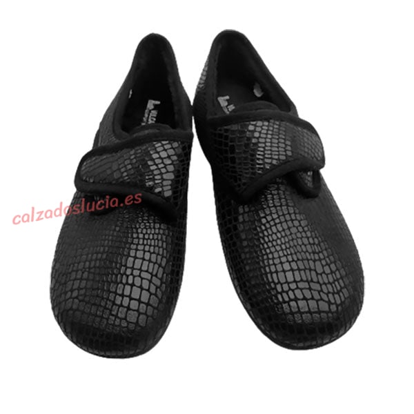 Zapatilla de mujer ancho especial en negro con velcro