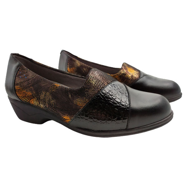 Zapato de piel y licra con motivos dorados para señora