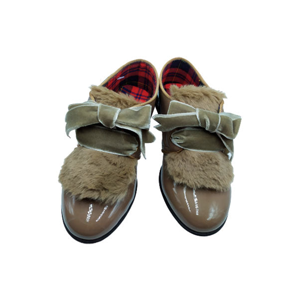 Zapato con lengüeta de pelos camel Titanitos 
