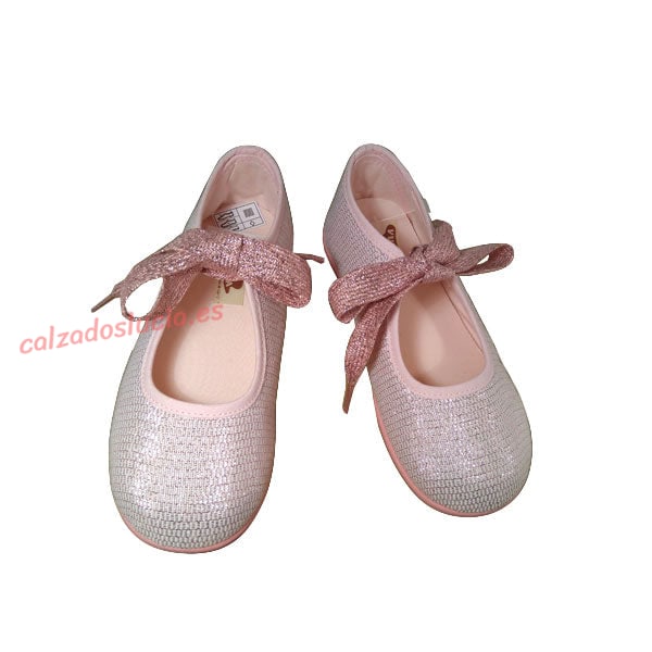 Bailarina brillante con lazo