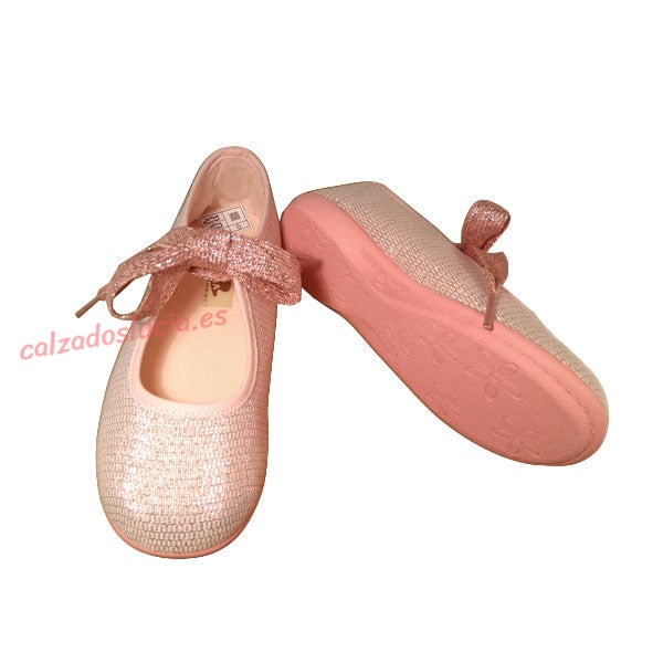 Bailarina brillante con lazo