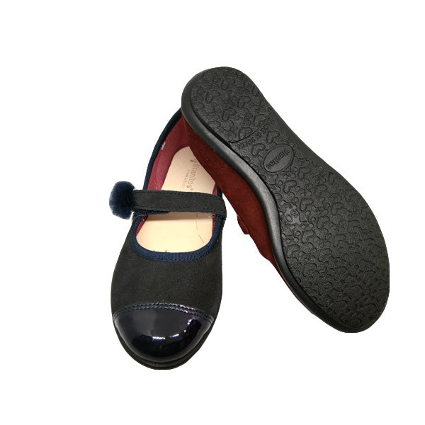 Zapato de charol y pompón de Titanitos