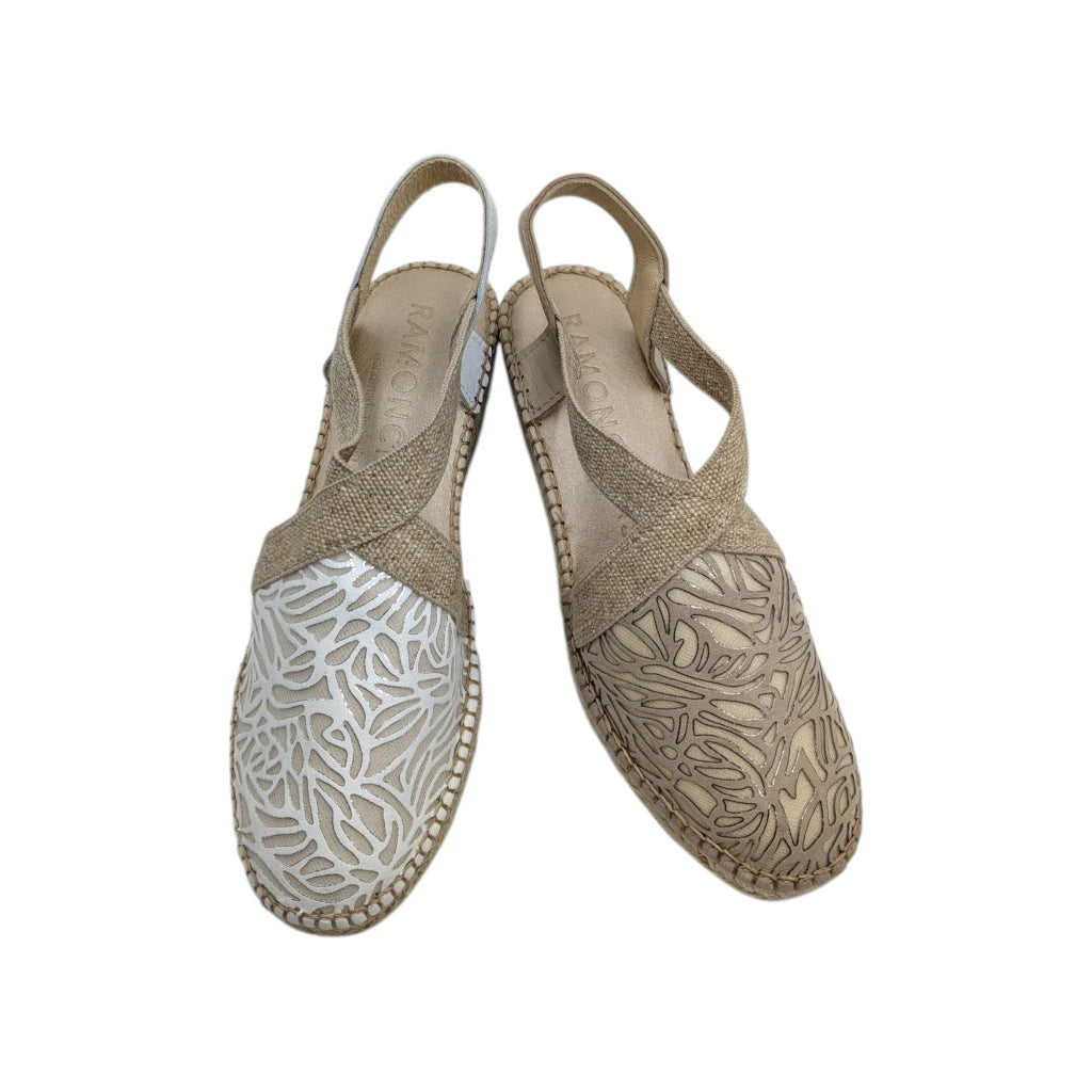 Elegantes cuñas de verano tipo alpargata en tono arena. Diseño con puntera transpirable y sujeción elástica en el tobillo, ideales para un look cómodo y estilizado de día.