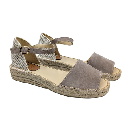 Alpargatas de cáñamo marca Salvi en color ante taupe con cierre de pulsera y suela de esparto vista lateral.