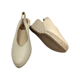 Tira elástica trasera y altura de la cuña Salvi color marfil.