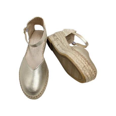 Vista de perfil que muestra la plataforma de esparto trenzado y la costura artesanal.