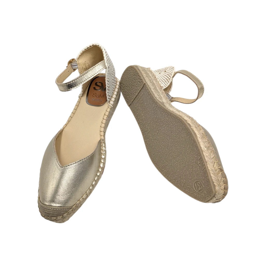 Vista lateral completa de la sandalia de mujer Salvi mostrando la plataforma de yute natural.