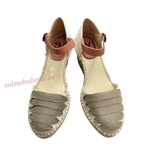 Sandalias de cuña tipo alpargata de lona beige para mujer, con detalle de cinta decorativa y tira en el tobillo.