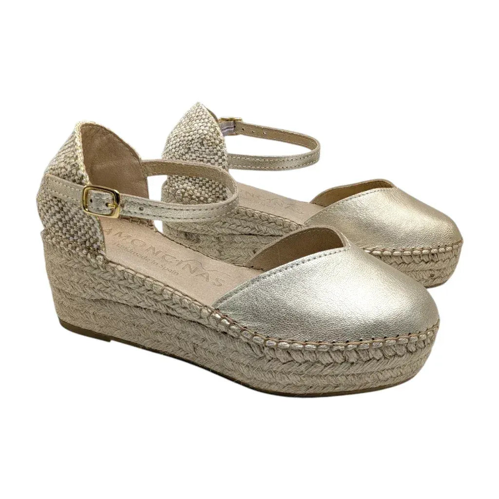 Alpargatas de cuña metálicas champán Ramoncinas para mujer con correa de tobillo.