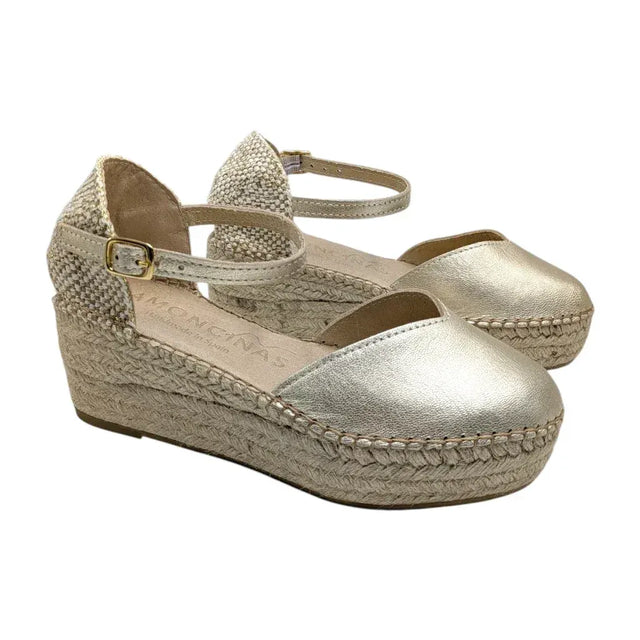 Alpargatas de cuña metálicas champán Ramoncinas para mujer con correa de tobillo.