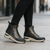 Modelo en la calle con botines Rieker de plataforma N9381