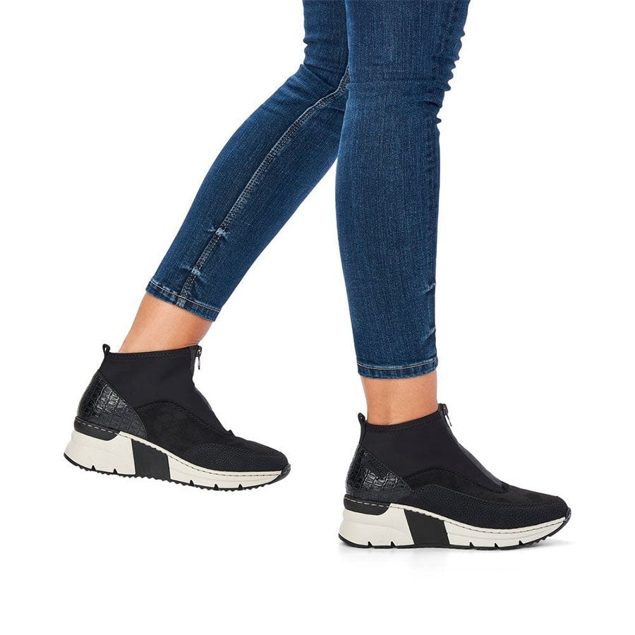 Bota Rieker en negro y blanco de mujer 