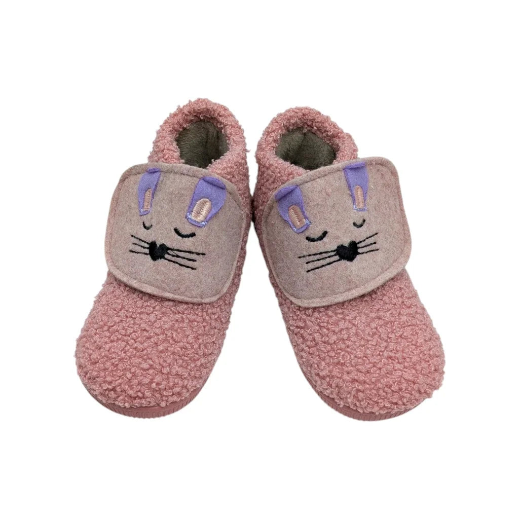 Detalle de la solapa con velcro y carita de gato bordada en botín infantil Vulca-Bicha