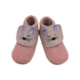 Detalle de la solapa con velcro y carita de gato bordada en botín infantil Vulca-Bicha
