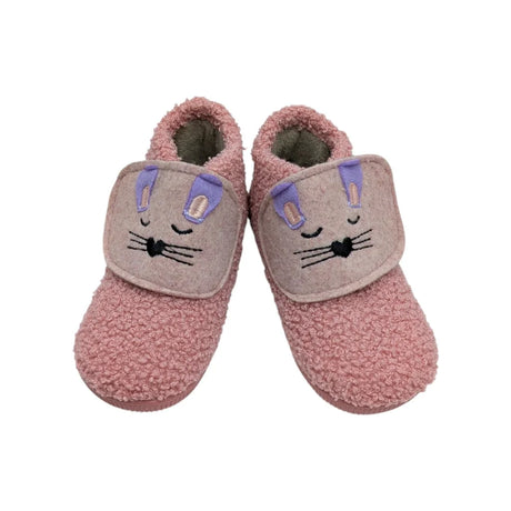 Detalle de la solapa con velcro y carita de gato bordada en botín infantil Vulca-Bicha