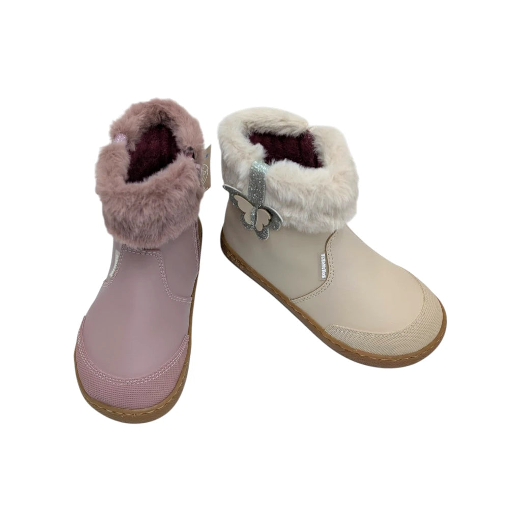 Vista de arriba del par de botines respetuosos de invierno para niña en colores crema y malva.