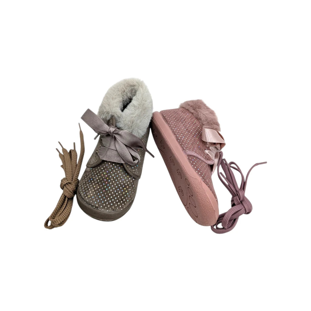 Vista frontal de botín infantil Vul-Peques con apliques brillantes, con cordones intercambiables y con suela flexible de goma.