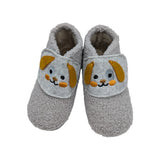 Detalle de la solapa de velcro con carita de perro bordada en zapatilla infantil