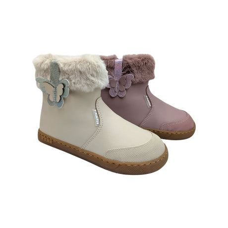 Botines respetuosos Titanitos para niña en tonos beige y rosa con ribete de pelo y detalle de mariposa.