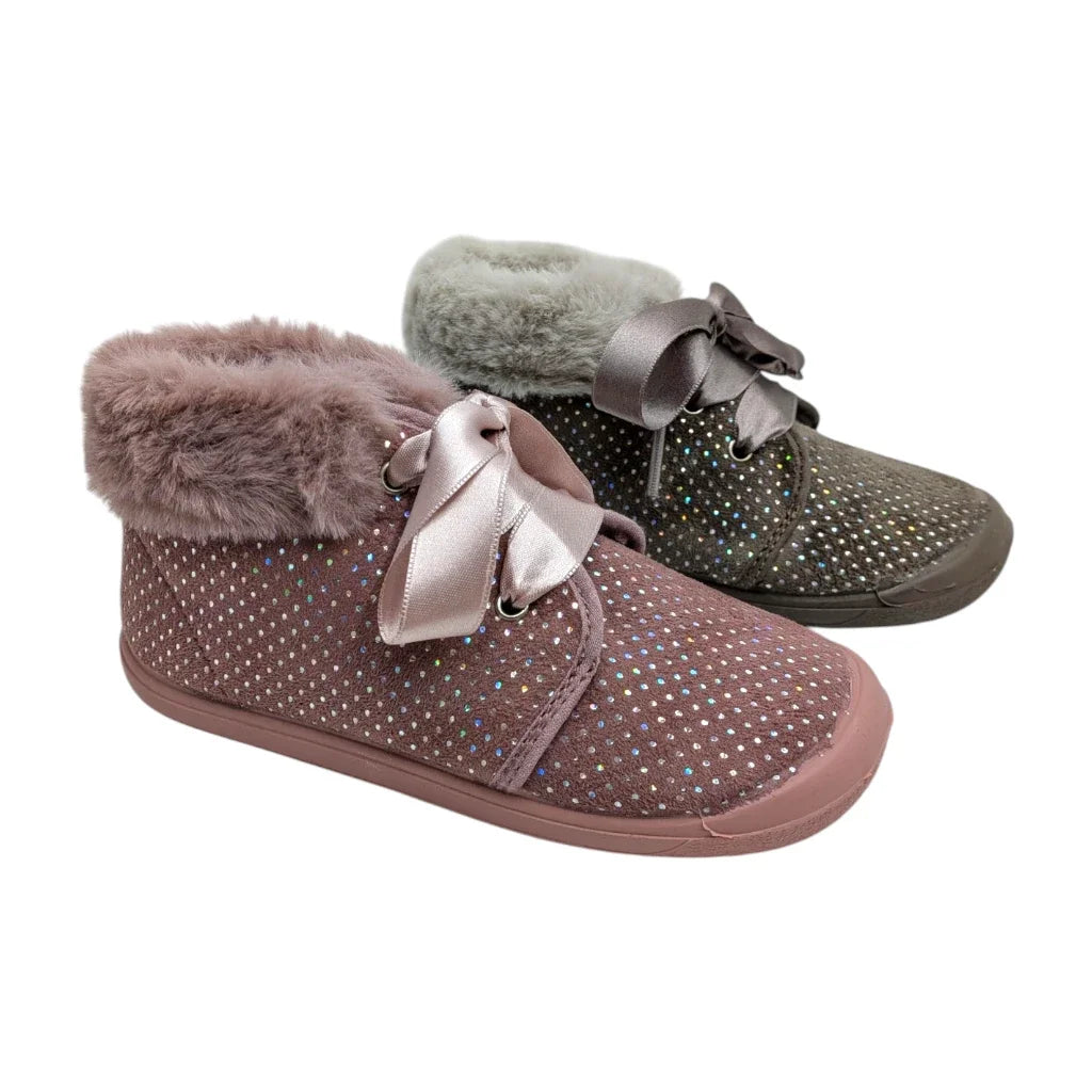 Botines de paño para niña en color gris y rosa con detalles de brillos y lazos de satén.