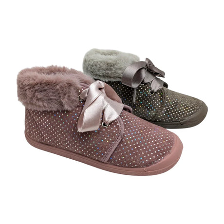 Botines de paño para niña en color gris y rosa con detalles de brillos y lazos de satén.