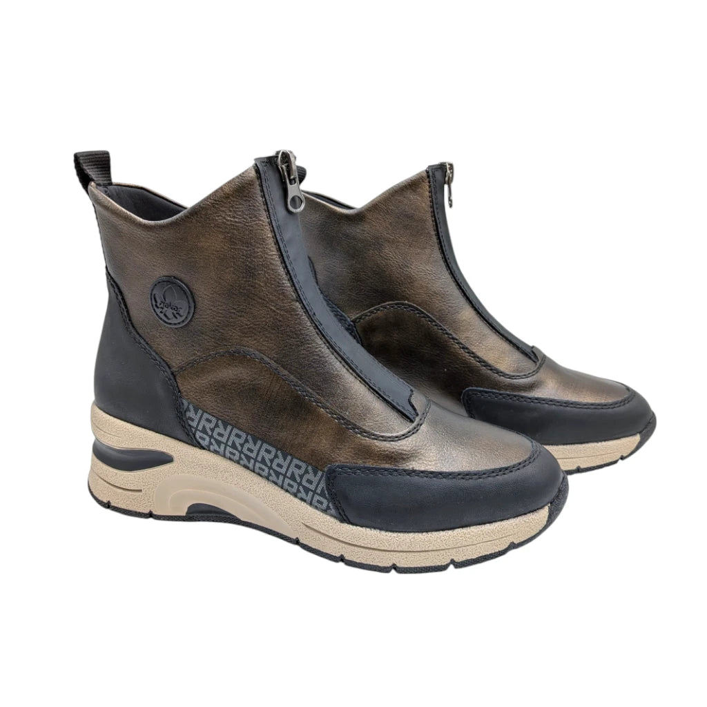 Botines Rieker N9381 metalizados en tono bronce con cremallera central y plataforma deportiva en color beige.