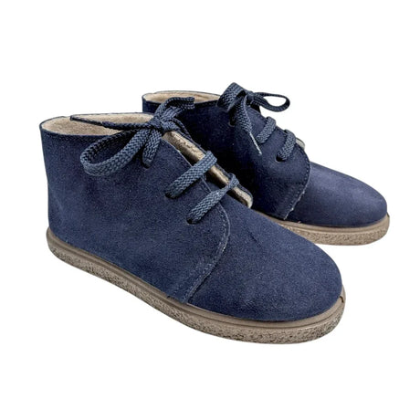 Botitas pisacacas para niño de piel serraje en color azul marino VulPeques