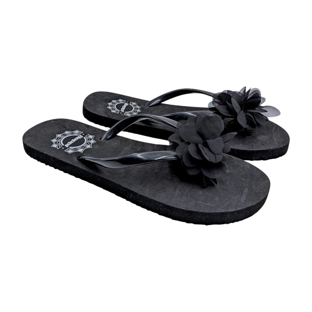 Elegante chancla negra con pompón de marca Beppi