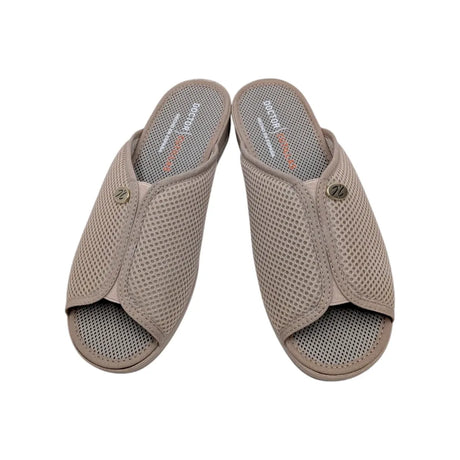 Vista frontal de zapatilla destalonada con apertura en la puntera para pies delicados.