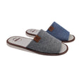 Dos zapatillas de estar por casa GOMUS para hombre, uno en color gris y otro en color azul, sobre fondo blanco.