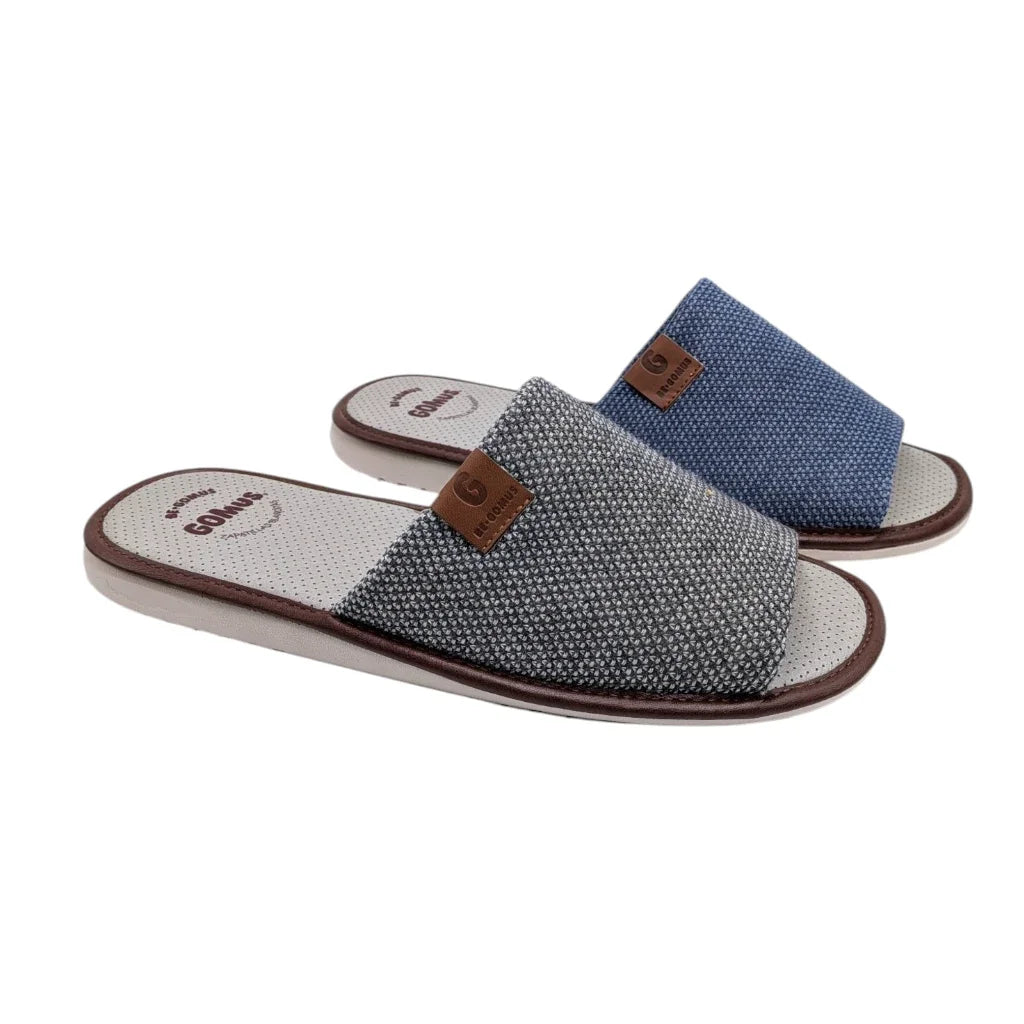 Dos zapatillas de estar por casa GOMUS para hombre, uno en color gris y otro en color azul, sobre fondo blanco.