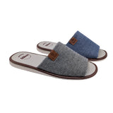 Dos zapatillas de estar por casa GOMUS para hombre, uno en color gris y otro en color azul, sobre fondo blanco.