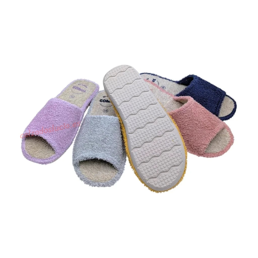 Base de las zapatillas Gomus que muestra la flexibilidad y el acabado de la suela para un caminar seguro en casa.