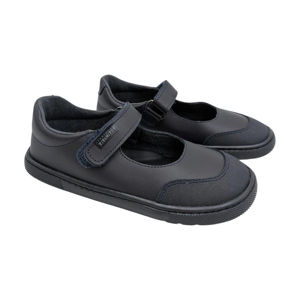 Vista lateral del zapato colegial respetuoso Titanitos Selene azul marino tipo mercedita con cierre de velcro.