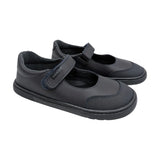 Vista lateral del zapato colegial respetuoso Titanitos Selene azul marino tipo mercedita con cierre de velcro.