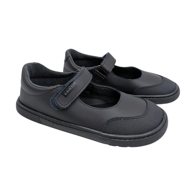 Vista lateral del zapato colegial respetuoso Titanitos Selene azul marino tipo mercedita con cierre de velcro.