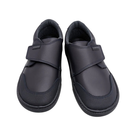Vista superior de zapato colegial barefoot Titanitos Tritón mostrando horma ancha y espacio para los dedos