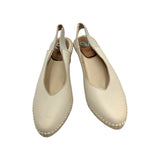 Vista frontal del escote en V del zapato salón tipo alpargata de marca Salvi.