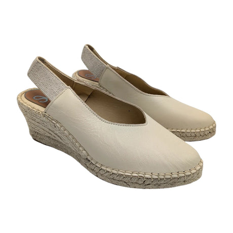 Zapato salón Salvi color crema con cuña de cáñamo trenzada sobre fondo blanco.