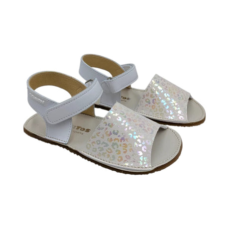 Menorquinas infantiles blancas marca Titanitos con textura de glitter multicolor y cierre de velcro.